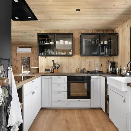 5 Bedroom Cozy In 別荘