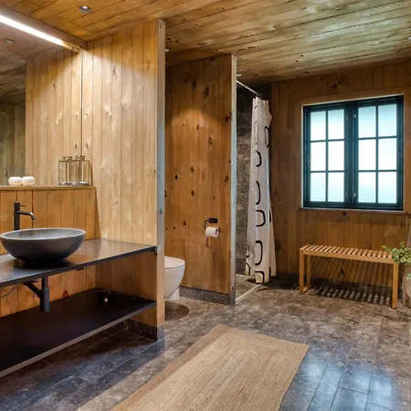 5 Bedroom In *