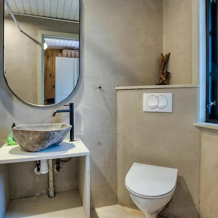 5 Bedroom In